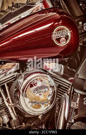 DREMPT, NIEDERLANDE - 11. AUGUST 2015: Retro-Stil Bild von Motor und Tank eines klassischen Harley Davidson Motorrad in Drempt, die Nethe Stockfoto