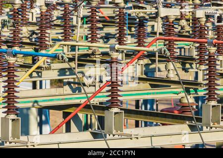 Nahaufnahme einer Stromverteilerstation mit großen Isolatoren Stockfoto