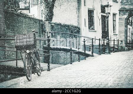 Retro-Stil Bild der niederländischen Stadt Gouda mit Ein Fahrrad im Winter vorne Stockfoto