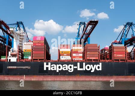 08-16-2020 Hamburg, Deutschland: Große Containerschiffe und Container-Portalkrane im Hamburger Hafen. AL DAHNA ist ein 400 Meter langes Schiff, das operatriert wird Stockfoto