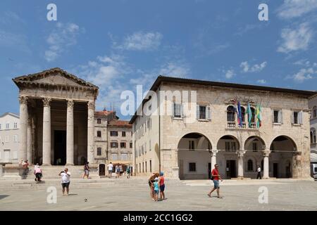 Augustus-Tempel und Rathaus, Marktplatz, Pula, Istrien, Kroatien Stockfoto