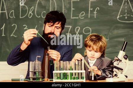 Geistigen Prozess, der Erwerb von Wissen durch Erfahrung. Chemie Experiment. Zurück zu Schule. Kognitiver Fähigkeiten. Lehrer kind Reagenzgläser. Kognitiven Prozess. Kinder kognitive Entwicklung. Stockfoto