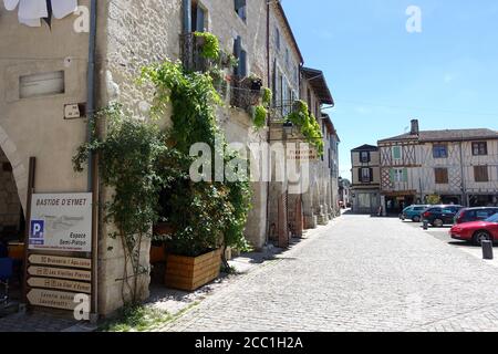 Eymet, Frankreich: Juli 2020: Der Stadtplatz und mittelalterliche Gebäude im Zentrum der Bastide-Stadt Eymet in Frankreich Stockfoto