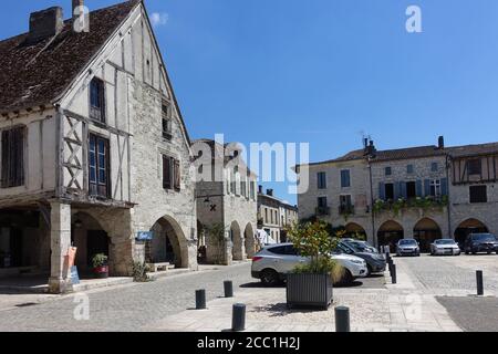 Eymet, Frankreich: Juli 2020: Der Stadtplatz und mittelalterliche Gebäude im Zentrum der Bastide-Stadt Eymet in Frankreich Stockfoto