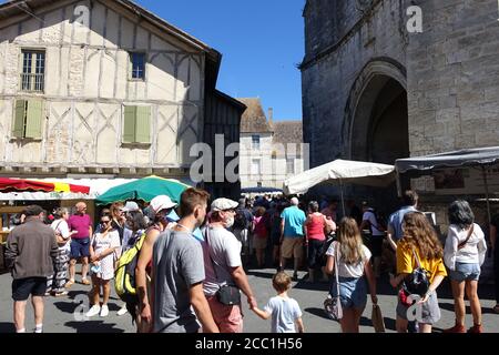 Issigeac, Frankreich ; Juli 2020. Ein Sonntagsmarkt auf den Straßen der mittelalterlichen Stadt Issigeac in der Region Dordogne in Frankreich Stockfoto