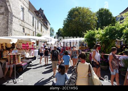 Issigeac, Frankreich ; Juli 2020. Ein Sonntagsmarkt auf den Straßen der mittelalterlichen Stadt Issigeac in der Region Dordogne in Frankreich Stockfoto