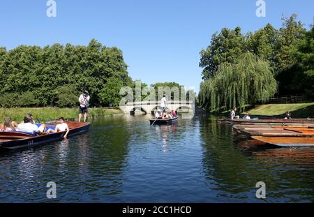 Cambridge, UK 31 July 2020: Auf dem Rücken der Colleges am Fluss Cam in Cambridge punzen Stockfoto