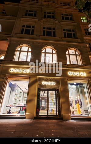 Berlin, 16. August 2020: Blick in das Schaufenster eines Luxus-Accessoires-Shops am Kurfürstendamm in der Berliner Innenstadt. Stockfoto