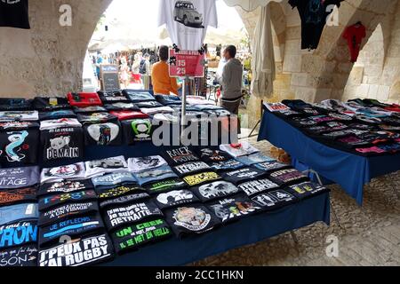 Monpazier, Frankreich Juli 2020: Ein Marktstand, der T-Shirts in der Bastide-Stadt Monpazier in Frankreich verkauft Stockfoto