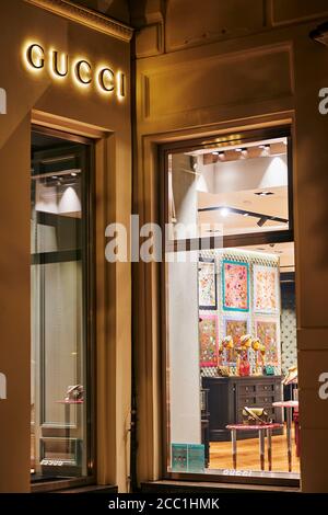 Berlin, 16. August 2020: Blick in das Schaufenster eines Luxus-Accessoires-Shops am Kurfürstendamm in der Berliner Innenstadt. Stockfoto