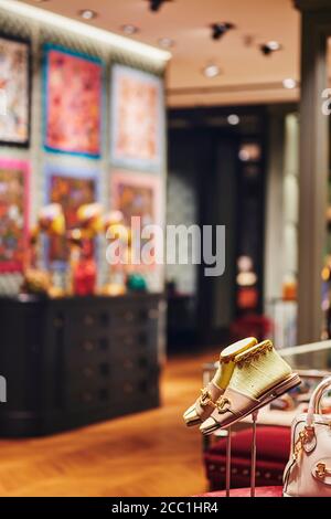 Berlin, 16. August 2020: Blick in das Schaufenster eines Luxus-Accessoires-Shops am Kurfürstendamm in der Berliner Innenstadt. Stockfoto