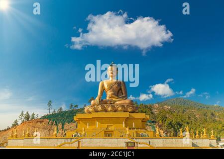 Riesiger goldener Buddha, der in einer Schale sitzt - Thimphu, Bhutan Stockfoto