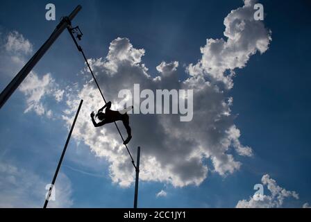 Feature, Springer in Aktion gegen den Himmel, Männer Stabhochsprung, Leichtathletik #True Athletes Classics, am 16. August 2020 in Leverkusen Â weltweit im Einsatz Stockfoto