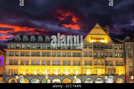 Außenansicht von Hirmer, dem größten Herrenmodehaus der Welt bei Nacht. Standort: München, Bayern, Deutschland, Europa. Stockfoto