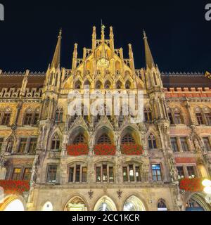Dramatische Nachtansicht des Marienplatzes und des Münchner Rathauses. Schöne Fassade des gotischen Rathauses oder Rathaus von München. Ort: München, Bayern, Deutsch Stockfoto