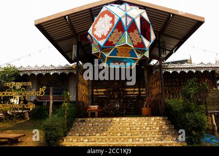 Su Tong Pae goldener buddha für ausländische Reisende thailänder Reise Besuch und Respekt beten in Phu Sa Ma Tempel Von Ban Kung Mai Sak Dorf bei Pai CI Stockfoto