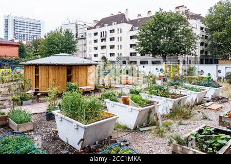 Der bewegliche Skip Garden, 2009 von Global Generation gegründet und heute The Story Garden genannt, befindet sich in der Ossulston Street, King's Cross, London, Großbritannien Stockfoto