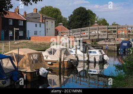 Beccles Suffolk UK, Blick im Sommer von Freizeitbooten, die auf dem Fluss Waveney in Beccles, Suffolk, East Anglia, England, Großbritannien, festgemacht sind Stockfoto