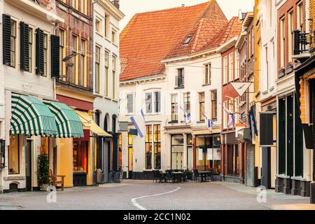 Abends Blick auf eine leere Einkaufsstraße in der Antike Niederländische Stadt Zutphen Stockfoto