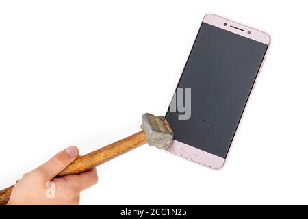 Hand hält Hammer brechen Bildschirm des neuen Telefons isoliert auf Weißer Hintergrund Stockfoto