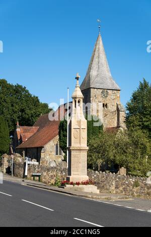 St. Bartholomäus Kirche und das Kriegsdenkmal auf der High Street, Burwash, East Sussex, England, Großbritannien, Europa Stockfoto