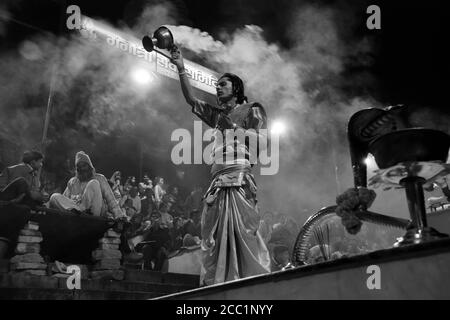 varanasi ganga aarti in schwarz-weiß Stockfoto