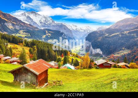 Fabelhafte Herbstansicht des malerischen alpinen Wengen-Dorfes und Lauterbrunnental mit Jungfrau und im Hintergrund. Lage: Wengen Dorf Stockfoto