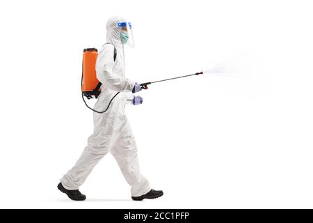 Spezialist in einem Gefahrgut Anzug Gehen und Sprühen ein Desinfektionsmittel Isoliert auf weißem Hintergrund Stockfoto