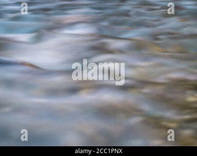 Langzeitbelichtung des fließenden Wasserstroms. Glatte Wasserhintergrundstruktur. Stockfoto