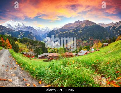 Fabelhafte Herbstansicht des malerischen alpinen Wengen-Dorfes und Lauterbrunnental mit Jungfrau und im Hintergrund. Lage: Wengen Dorf Stockfoto