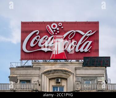 Bukarest/Rumänien - 07.25.2020: Coca Cola Logo auf einem alten Gebäude im Zentrum von Bukarest Stockfoto