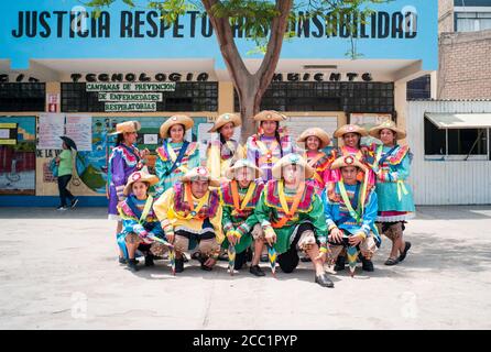 LIMA, PERU - 12. Nov 2016: Lima / Peru - 11 2016. November: Junge Studenten in einem typischen peruanischen Tanzkostüm, Tanzen in der Schule in Front Stockfoto