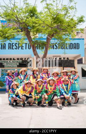 LIMA, PERU - 12. Nov 2016: Lima / Peru - 11 2016. November: Junge Studenten in einem typischen peruanischen Tanzkostüm, Tanzen in der Schule in Front Stockfoto