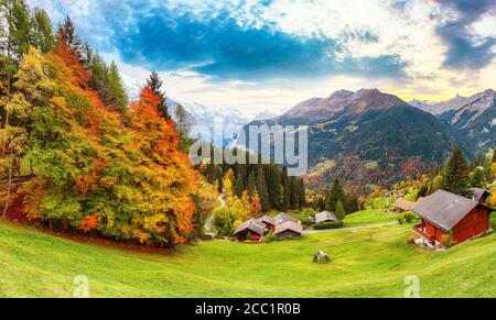 Im Herbst herrliches Panorama über das malerische Alpendorf Wengen. Lauterbrunnental mit Jungfrau im Hintergrund. Lage: Wengen Dorf Stockfoto