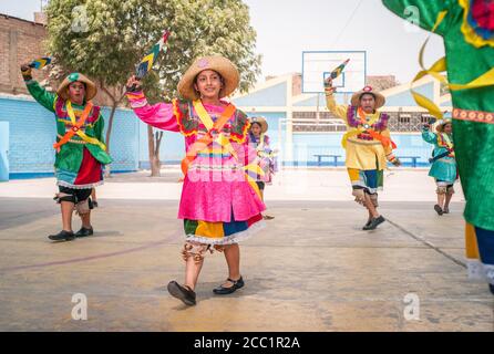 LIMA, PERU - 12. Nov 2016: Lima / Peru - 11 2016. November: Junge Studenten in einem typischen peruanischen Tanzkostüm, Tanzen in der Schule in Front Stockfoto