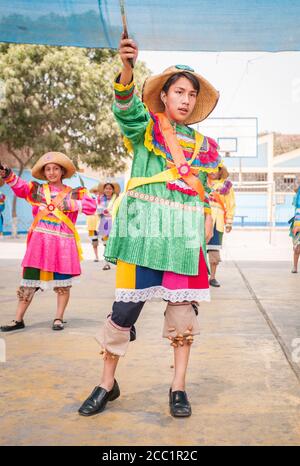 LIMA, PERU - 12. Nov 2016: Lima / Peru - 11 2016. November: Junge Studenten in einem typischen peruanischen Tanzkostüm, Tanzen in der Schule in Front Stockfoto