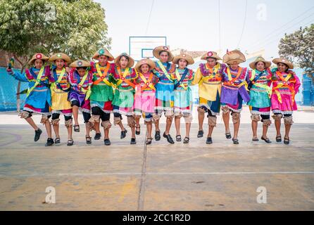 LIMA, PERU - Nov 12, 2016: Lima / Peru - November 11 2016: Junge Studenten in einem typischen peruanischen Tanzkostüm mit einer Plastiklanze gekleidet Stockfoto