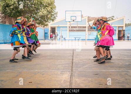 LIMA, PERU - Nov 12, 2016: Lima / Peru - November 11 2016: Junge Studenten in einem typischen peruanischen Tanzkostüm mit einer Plastiklanze gekleidet Stockfoto