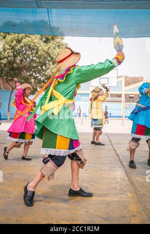 LIMA, PERU - 12. Nov 2016: Lima / Peru - 11 2016. November: Junge Studenten in einem typischen peruanischen Tanzkostüm, Tanzen in der Schule in Front Stockfoto