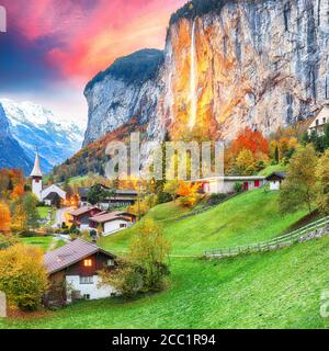 Faszinierende Herbstansicht des Lauterbrunnental mit herrlichem Staubbach Wasserfall und Schweizer Alpen bei Sonnenuntergang. Lage: Lauterbrunnen Dorf, Ber Stockfoto