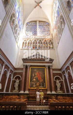 Tours Kathedrale - innen, Malerei und Besucher in der mittelalterlichen Kathedrale von St. Gatien ( Kathedrale Saint Gatien ), Tours Frankreich Europa Stockfoto