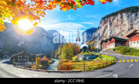 Bezaubernde Herbstansicht des Lauterbrunnental mit herrlichem Staubbach Wasserfall und Schweizer Alpen im Hintergrund. Lage: Lauterbrunnen Dorf, Stockfoto