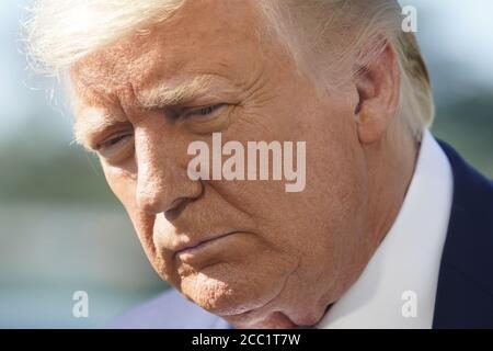 Washington DC, USA. August 2020. US-Präsident Donald J. Trump macht Bemerkungen an die Medien, als er das Weiße Haus in Washington, DC verlässt, um während zwei Stopps in Minnesota Bemerkungen über Arbeitsplätze und die Wirtschaft zu machen, bevor er am Montag, 17. August 2020, ins Weiße Haus zurückkehrt. Der Präsident sprach über das Postamt, Weißrussland und die Briefwahlen und erwähnte auch, dass er einen außerplanmäßigen Stopp in Iowa machen könnte, um Sturmschäden zu sehen.Quelle: Chris Kleponis/Pool via CNP /MediaPunch Stockfoto