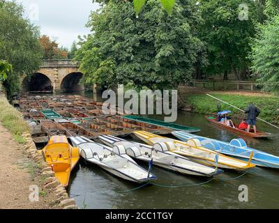 Leere Schläge auf dem von Regen betroffenen River Cherwell in Oxford, als das nasse Wetter die Besucher fernhielt. Stockfoto