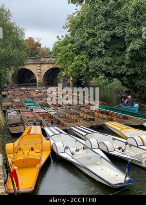 Leere Schläge auf dem von Regen betroffenen River Cherwell in Oxford, als das nasse Wetter die Besucher fernhielt. Stockfoto