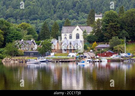 Kenmore Reflecting in Loch Tay, Perthshire, Schottland Stockfoto