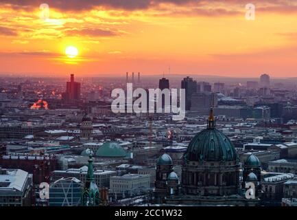 Berlin, Deutschland. Januar 2016. Sonnenuntergang in Berlin. Die beleuchteten Dampfwolken über der Stadt wirken aufgrund der Wetterstimmung wie Feuerbälle. Quelle: Ingolf König-Jablonski/dpa-Zentralbild/ZB/dpa/Alamy Live News Stockfoto