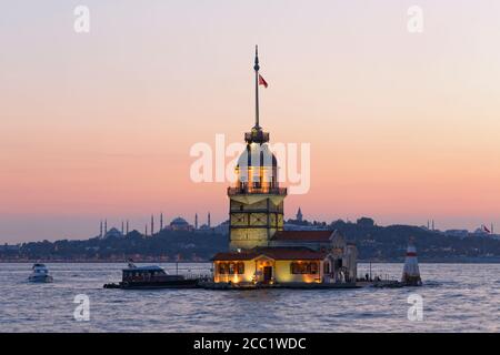 Türkei, Istanbul, Blick auf Maidenturm, Blaue Moschee und Hagia Sophia im Hintergrund Stockfoto