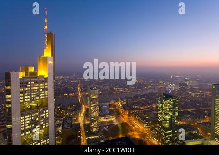 Deutschland, Frankfurt am Main, Citiscape, Wolkenkratzer in der Nacht Stockfoto