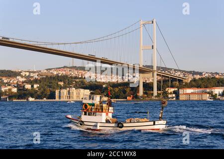Türkei, Istanbul, Blick auf Bosporus-Brücke und Beylerbeyi-Palast Stockfoto